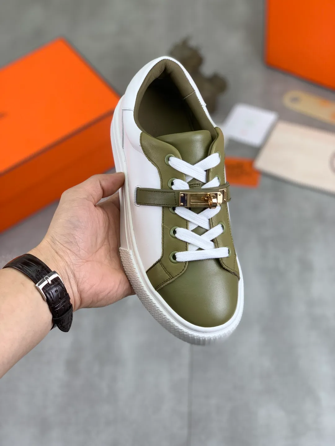 Men's men's shoes 💰P640 New Hermes top version Hermès classic couple style #𝐊𝐞𝐥𝐥𝐲 buckle casual white shoes skateboard shoes that will not conflict with shoes at all. Full of unknowns, Hermès rarely produces flat casual shoes and they are paired with classic palladium-plated Kelly shoe buckles! You'll fall in love with it at first sight. It's super versatile and can be worn with any skirt or pants. 🉑️Close your eyes and wear it. It's super noble. Fabric: Specific cowhide/canvas material. Lining: Sheepskin lining. Outsole: Original molded TPU outsole. Size: 35-45.